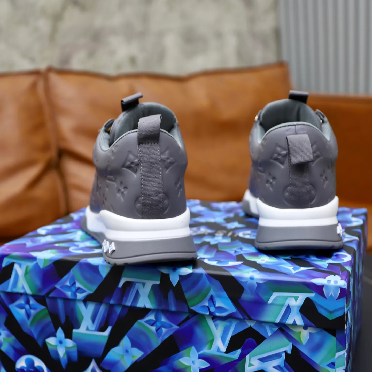 Factory price: 520💰【LV】Louis Vuitton is a high-end brand of men's shoes, new models on the market, top luxury brand, the latest fashionable casual men's shoes, trendy and versatile style, relaxed and sporty style, calfskin upper and ultra-fine workmanship. The original personalized fashionable rubber wear-resistant outsole is light and comfortable on the foot. Code number: 39-44 (45, 46 customized)